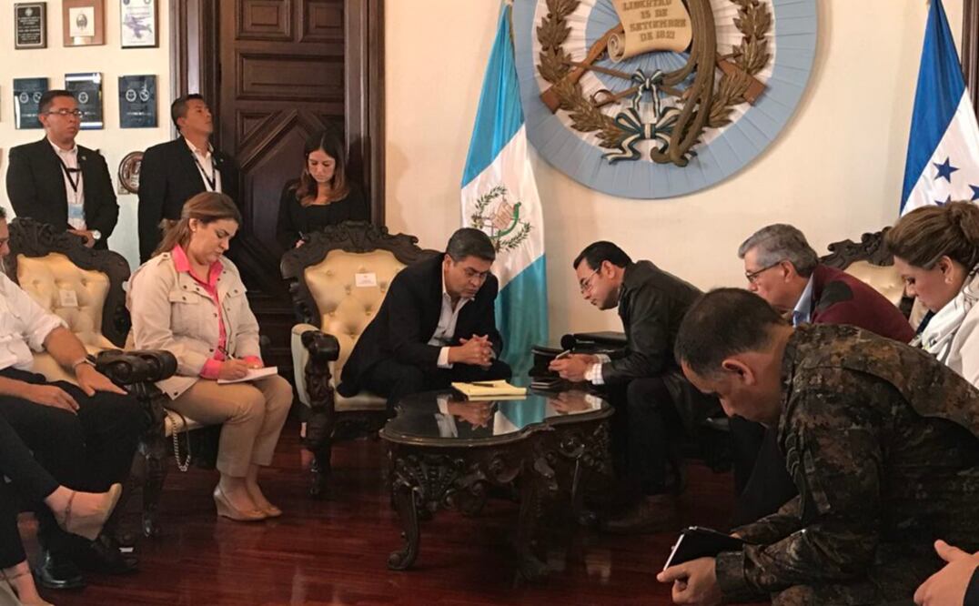 Juan Orlando Hernández llegó hoy a la capital guatemalteca para abordar un plan migrantorio junto a su homólogo guatemalteco, Jimmy Morales. (Foto: Twitter Gobierno Guatemala)