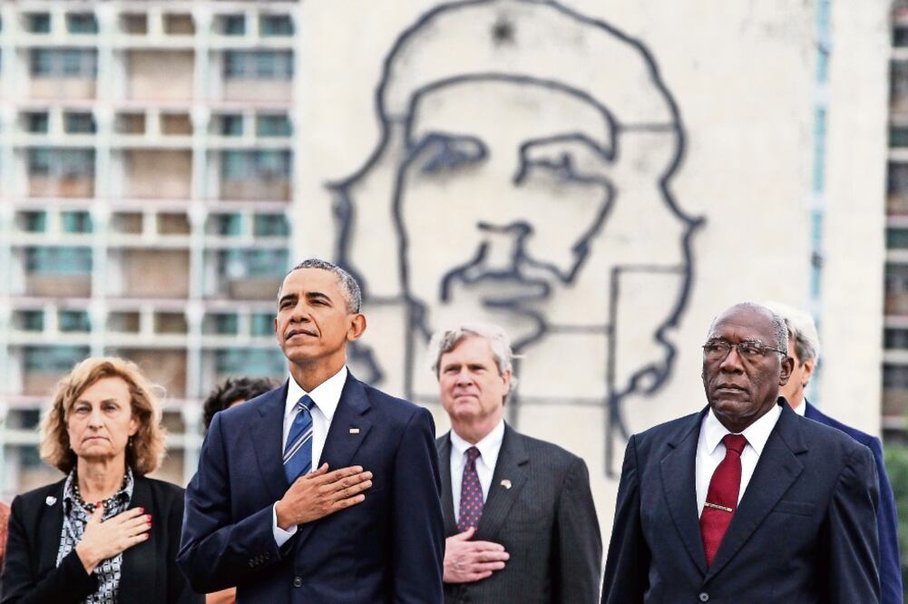 El presidente de Estados Unidos, Barack Obama, durante la colocación de la ofrenda floral ante el monumento del apóstol de la independencia cubana, José Martí, ayer en la Plaza de la Revolución, en La Habana.(ALEJANDRO ERNESTO. EFE)