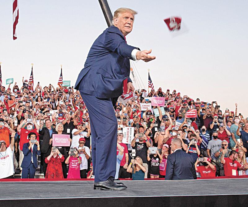 Trump lanzó cubrebocas a simpatizantes, durante su mitin en Sanford, Florida. Foto: Saul Loeb. AFP