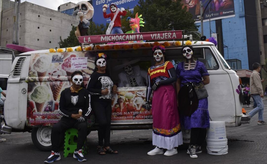 Negocio familiar lleva 18 años recorriendo las calles de la CDMX en los desfiles con disfraces
Foto: Arantxa Meave