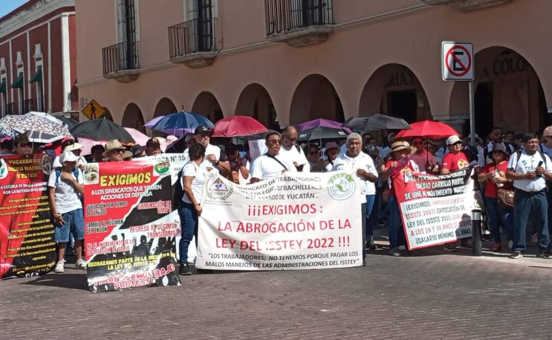 Maestros yucatecos durante protestas por mejores condiciones laborales y la abrogación de la ley del ISSSTE (27/05/2025). Foto: Especial