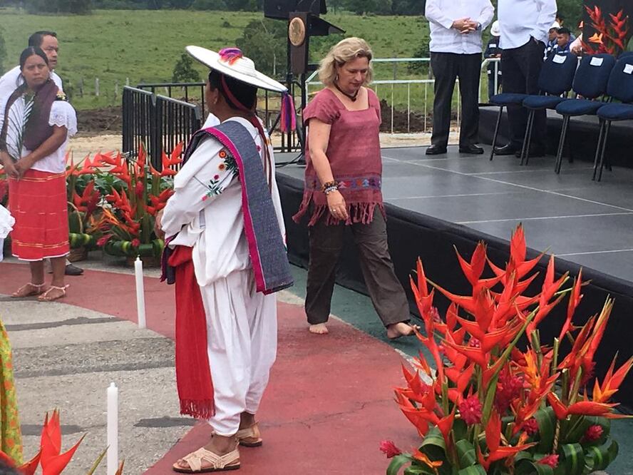 La titular de Semarnat, Josefa González Blanco, luce descalza antes del ritual de las 12 comunidades indígenas a la madre tierra para arrancar las obras del tren Maya en Palenque, Chiapas. Foto: Misael Zavala