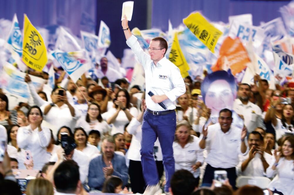 El candidato presidencial de la coalición Por México al Frente, Ricardo Anaya, durante un mitin en San José del Cabo, Baja California Sur, donde ofreció bajar el IVA en la frontera, de 16% a 8%. (ARIEL OJEDA. EL UNIVERSAL)