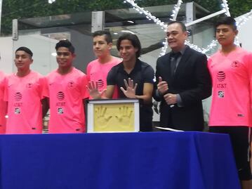 Diego Lainez plasmó sus huellas en Plaza de las Estrellas