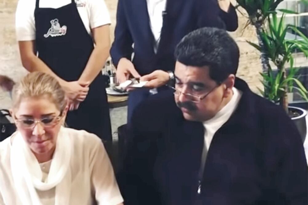 Imagen de video en la que se observa al presidente de Venezuela, Nicolás Maduro, y su esposa Cilia Flores en el exclusivo restaurante Nusr-Et de Turquía (TOMADA DE VIDEO)