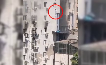 Incendio en hospital en Beijing deja 21 muertos; video muestra personas saltando para salvarse