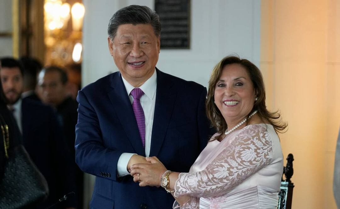 La presidenta de Perú, Dina Boluarte y el mandatario chino Xi Jinping suscriben acuerdos bilaterales en Palacio de Gobierno. Foto: AP
