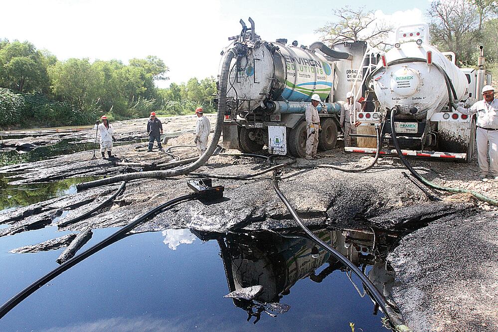 De acuerdo con información proporcionada por Pemex, en 2013 se registraron 2 mil 614 tomas; en 2014, 3 mil 348, que suman 5 mil 962, un número mayor que todo el sexenio pasado, cuando ascendieron a 4 mil 800