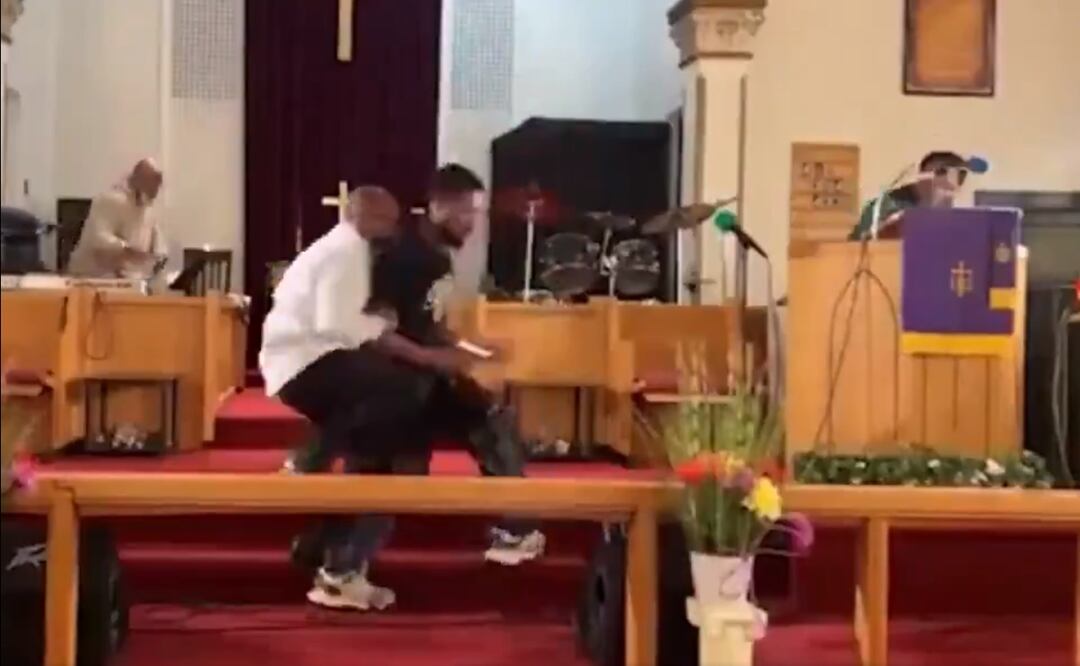 Bernard J. Polite, de 26 años y residente de Braddock, entró a la iglesia poco después de la 1:00 de la tarde y caminó hacia el reverendo Glenn Germany, que ofrecía un sermón, dijo la policía. Foto: Tomada de Video @AlertasMundial