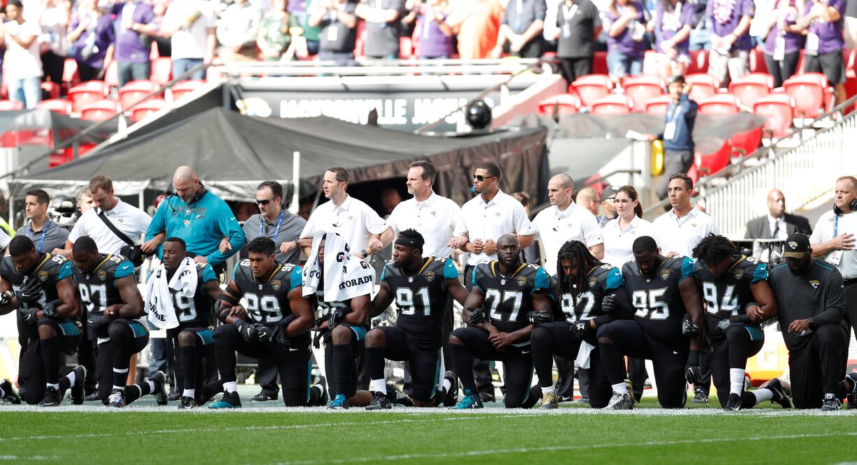 Reuters. Jugadores de NFL en el Wembley Stadium en Londres protestando en contra de Donald Trump