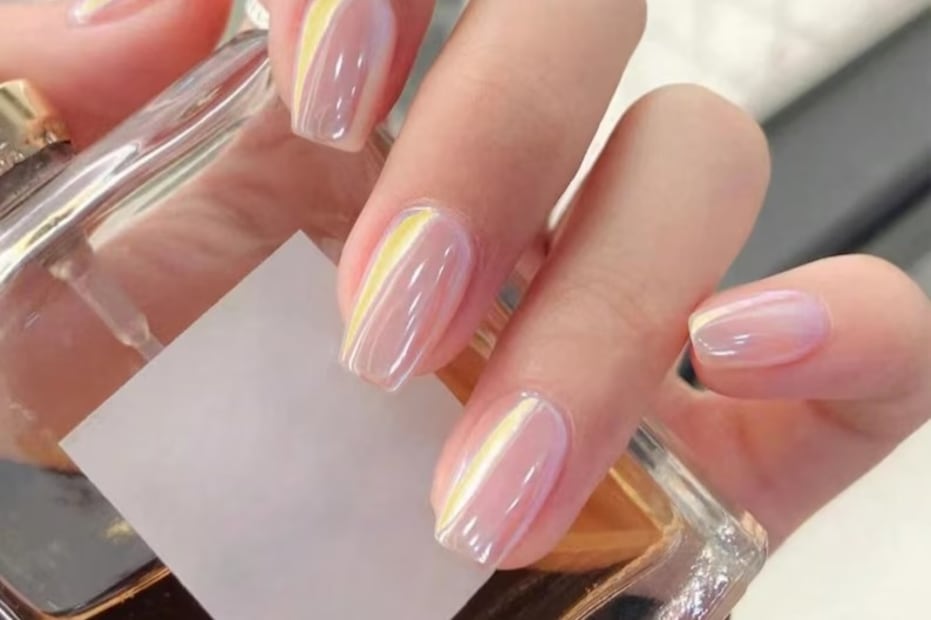 Los brillos pueden elevar un diseño sencillo de uñar y no restan formalidad. Foto: Etsy