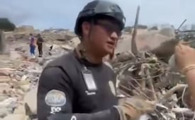 ¡Que descaro! Policía se lleva dólares hallados entre los escombros de un edificio en Venezuela