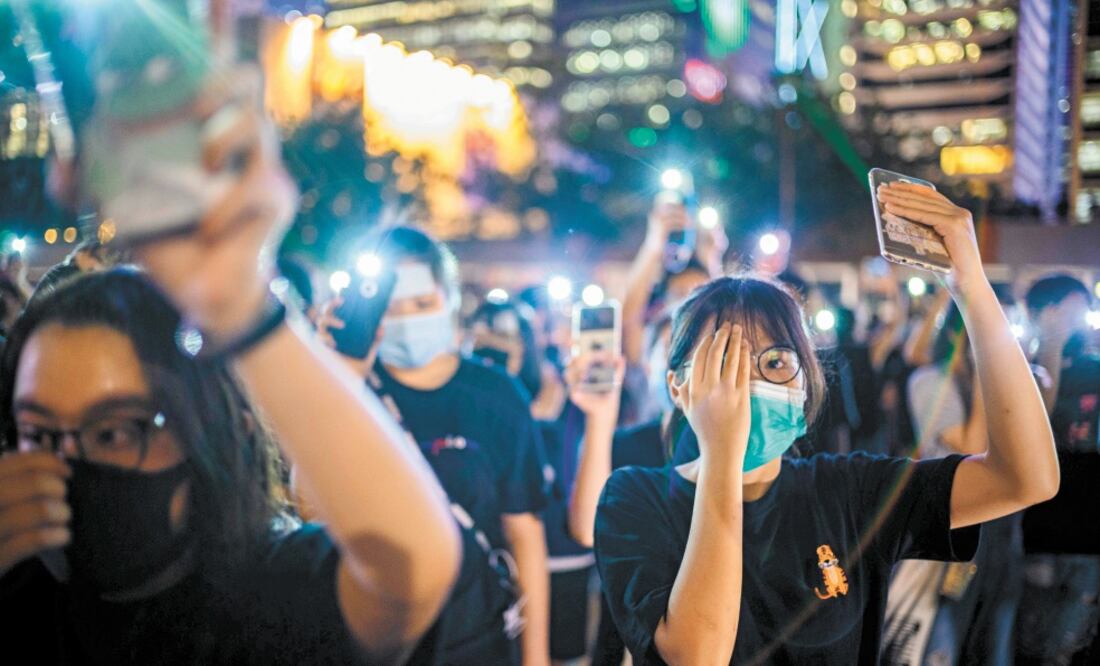 Manife stación. Jóvenes en una protesta contra el gobierno en Hong Kong. Foto/ANTHONY WALLACE. AFP