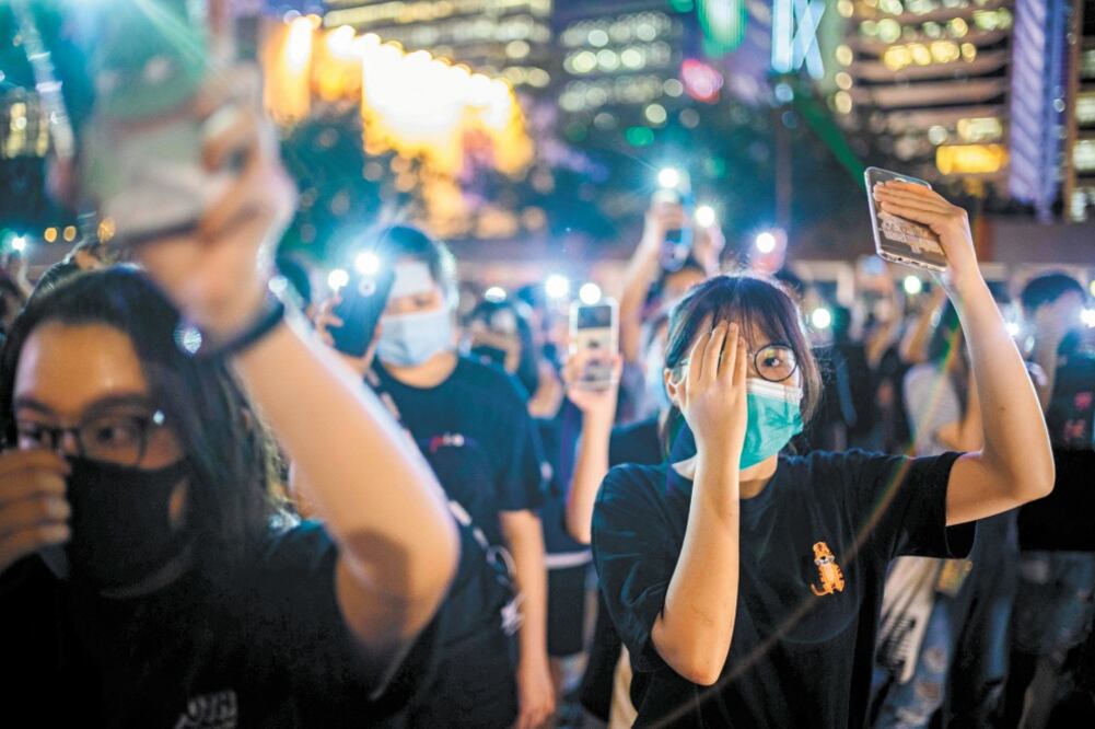 Manife stación. Jóvenes en una protesta contra el gobierno en Hong Kong. Foto/ANTHONY WALLACE. AFP