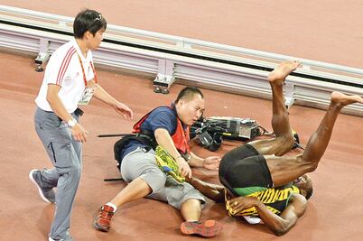 Bolt domina y tiene un festejo muy ‘atropellado’