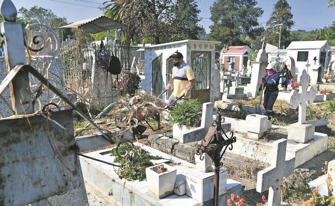 Trabajadores de Iztapalapa realizaron labores de limpieza en San Nicolás Tolentino; la tumba donde estaba Tadeo sigue acordonada. Fotos: Hugo García y Laura Arana/ EL UNIVERSAL.