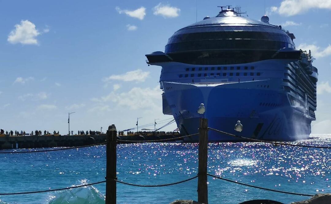 El crucero más grande del mundo atraca en Mahahual. Foto: Adriana Varillas