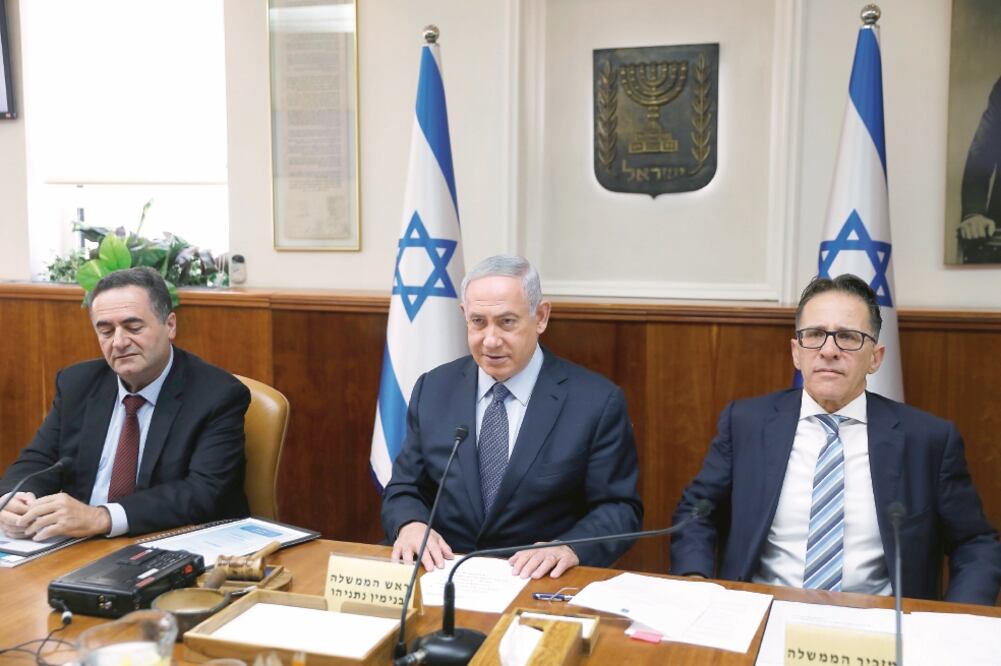 El primer ministro de Israel, Benjamín Netanyahu (centro), ayer durante su reunión semanal de gabinete (RONEN ZVULUN. REUTERS)