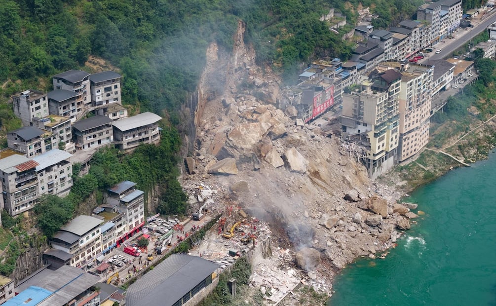 El deslave, provocado por la lluvia, ocurrió en las afueras de la ciudad de Chongqing, en el suroeste de China, cerca de un tramo del río Wujiang. Foto: AFP