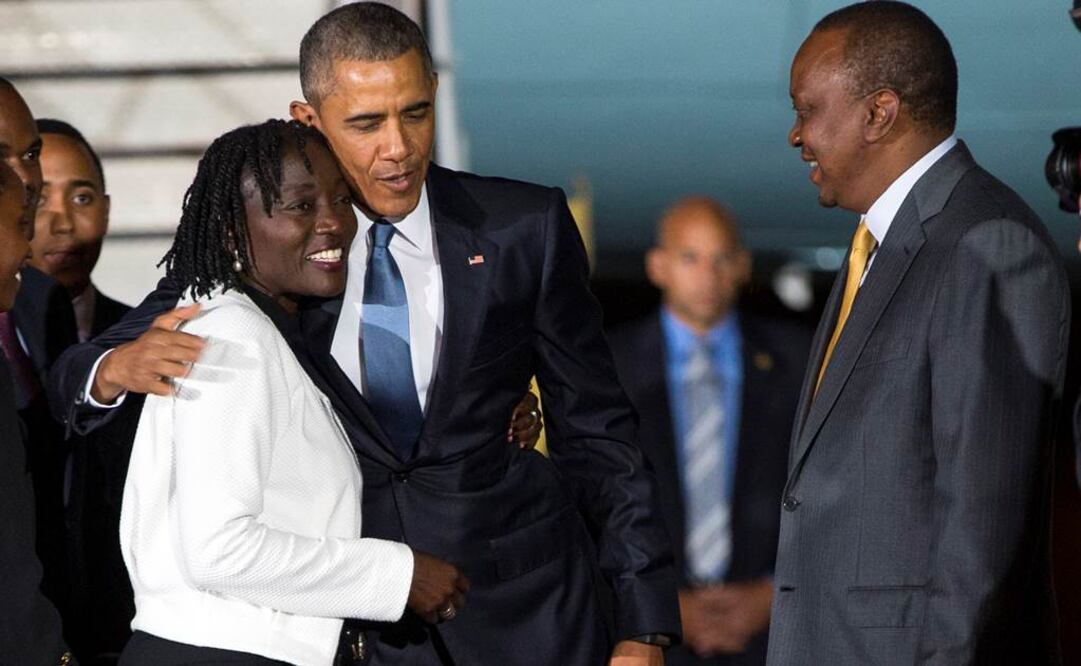 El presidente keniano, Uhuru Kenyatta (der.) observa mientras el presidente Barack Obama abraza a su hermanastra Auma Obama, después de su llegada al Aeropuerto Internacional de Kenia (Foto: AP)