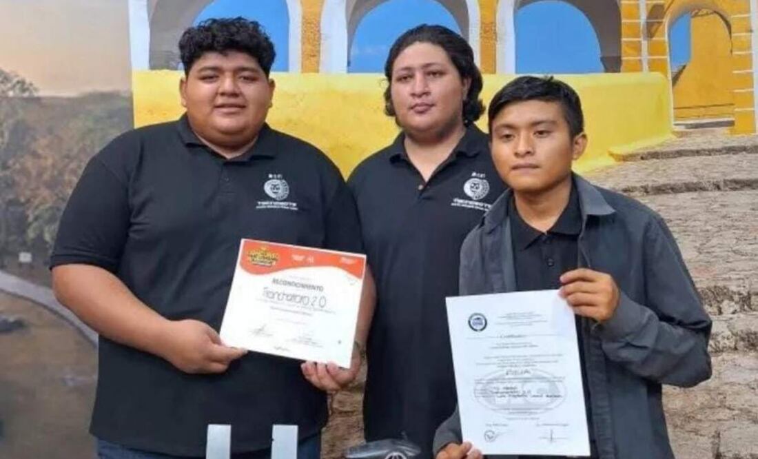 Los alumnos Ian Carlos Pinto Robleda, Luis Alejandro Canul Balam e Issael Arafat Pavia Campos buscan asistir a la edición 16 del Robochallenge en Rumania (06/06/2025). Foto: Especial