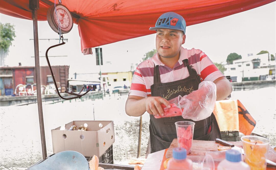 Diego, que tiene un puesto callejero de frutas en Naucalpan, podría tener un aprendiz pagado por el gobierno federal. / IVÁN STEPHENS. EL UNIVERSAL 