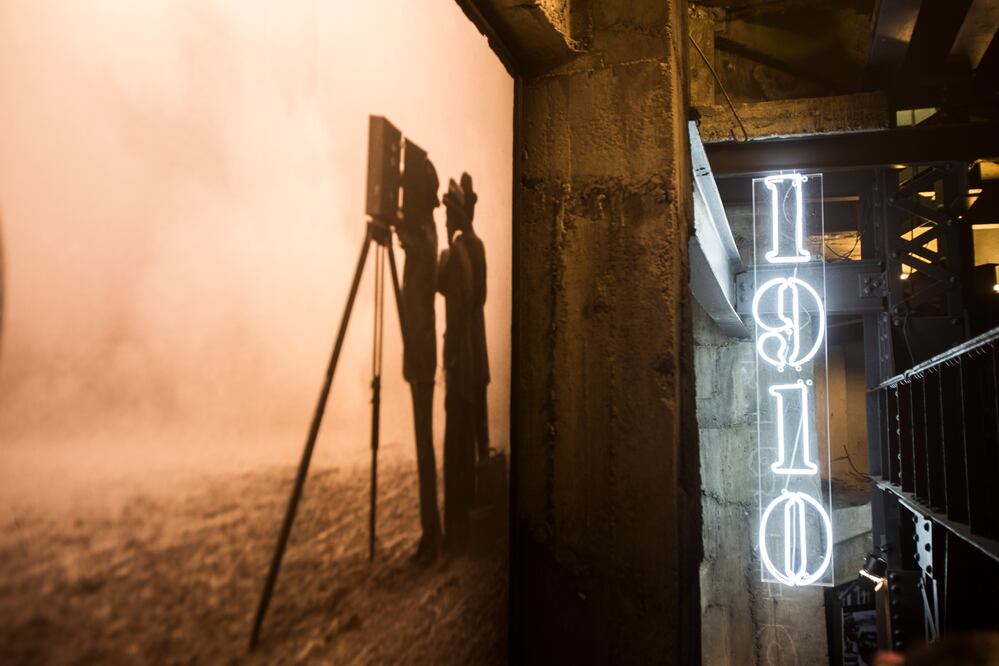 Exposición "La Revolución en el Cine" proyectada en estructuras de acero. (Foto: Alan Carranza)