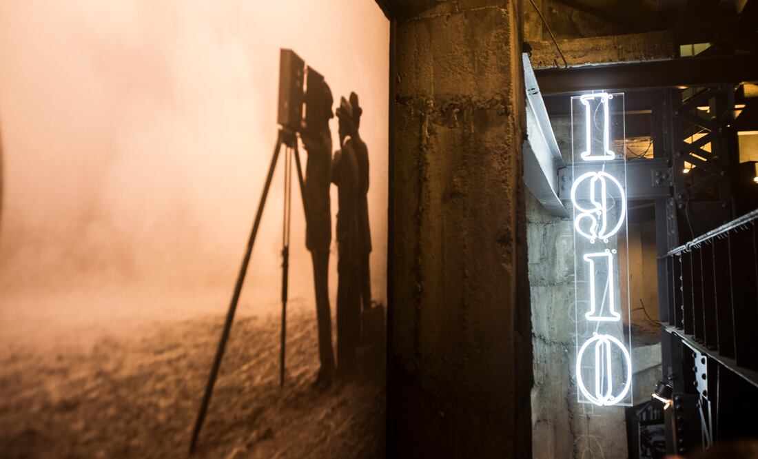 Exposición "La Revolución en el Cine" proyectada en estructuras de acero. (Foto: Alan Carranza)