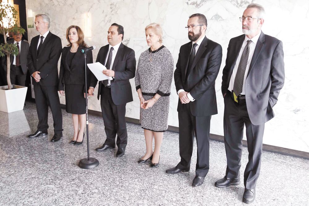 El presidente del Inai, Francisco Acuña Llamas, acompañado por el pleno, explicó que en al momento del accidente, los comisionados no tenían certeza de lo ocurrido, ni de cómo se dieron los hechos.