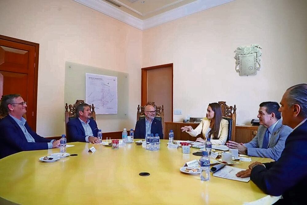 La gobernadora María Teresa Jiménez y el director general de Santander, Felipe García Ascencio (izq.), durante la reunión. Foto: Especial