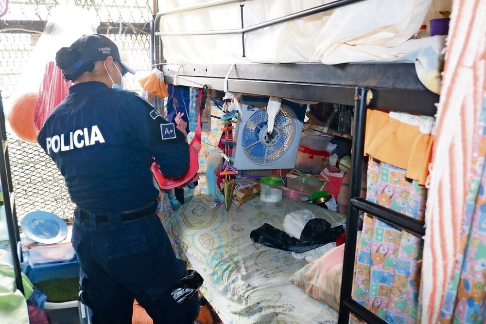 Autoridades panameñas hacen un inventario de licores artesanales fermentados, celulares y accesorios incautados en una prisión.