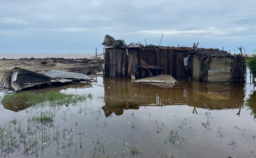 El paso del huracán "Erick" por las costas de Guerrero, dejó innumerables perdidas materiales para los pequeños comerciantes costeros que sobreviven de la pesca y la venta de comida (20/06/2025). Foto: Salvador Cisneros Silva / EL UNIVERSAL