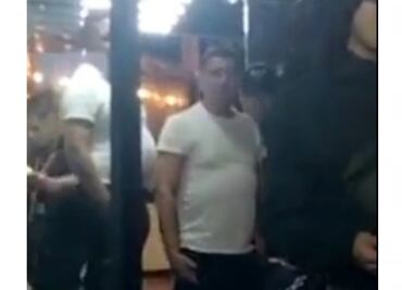 VIDEO: Policías golpean a repartidores en taquería de la Benito Juárez; detienen a 9 uniformados