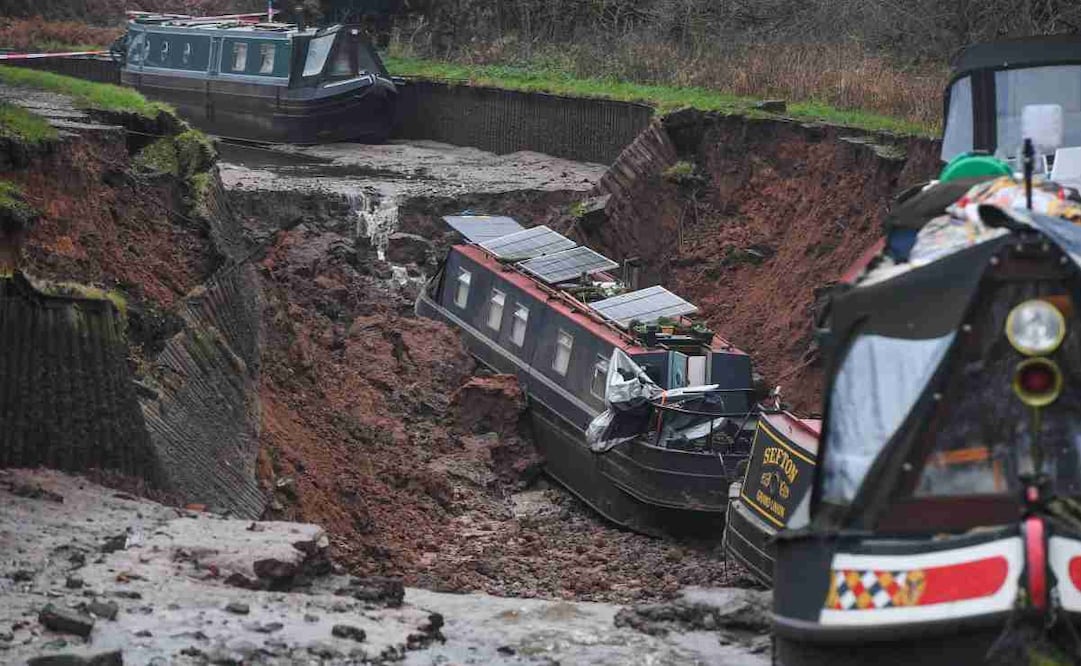 Barcos dañados tras la ruptura de un sumidero en un canal en Whitchurch, Shropshire, Inglaterra, el lunes 22 de diciembre de 2025. Foto: AP