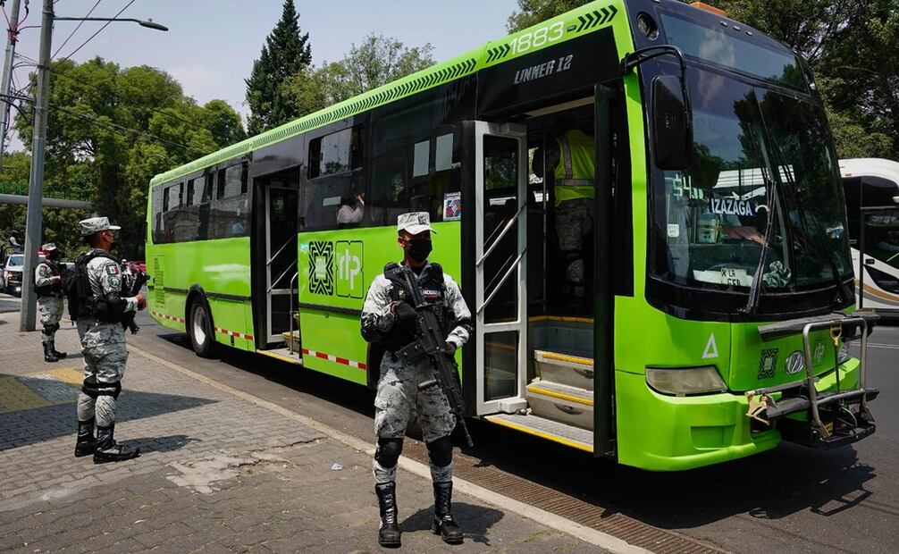 Guardia Nacional en labores de vigilancia en transporte público de la CDMX. Foto: Cuarto Oscuro