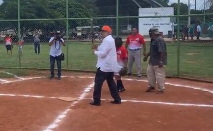 AMLO “ no se queda con las ganas” y juega softball en Yucatán