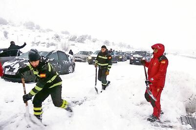 Nevadas afectan a miles de conductores en España 