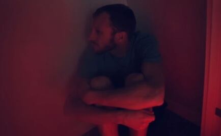 Este video simula una experiencia esquizofrénica