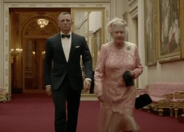 Isabel II, la reina que "llegó" en paracaídas al Estadio Olímpico con James Bond