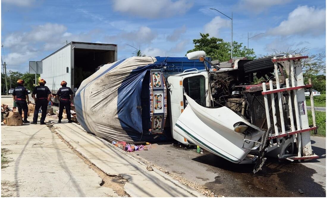 Un tráiler cargado de frutas y verduras se destruyó luego de un incendio mientras circulaba por la carretera Mérida-Cancún. Foto: Archivo / Especial