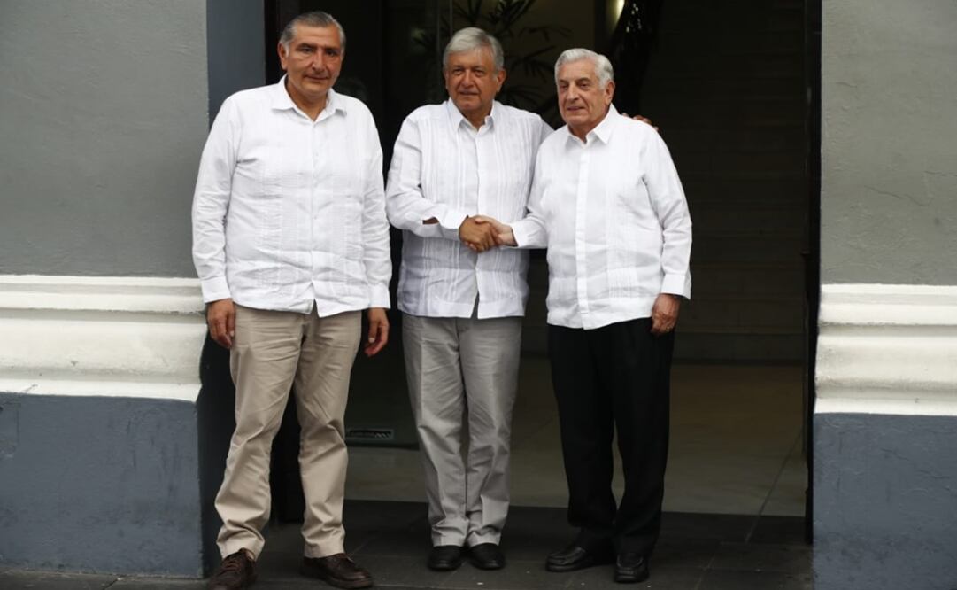 El presidente electo, Andrés Manuel López Obrador, con los gobernadores saliente y entrante de Tabasco, Arturo Núñez y Adán Augusto López (Foto: Yadín Xolalpa / EL UNIVERSAL)