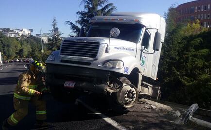 Tráiler queda suspendido en barranca en la México-Lerma