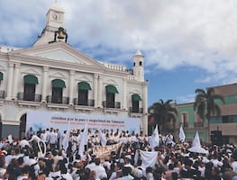 Simpatizantes de Morena marchan en apoyo a May