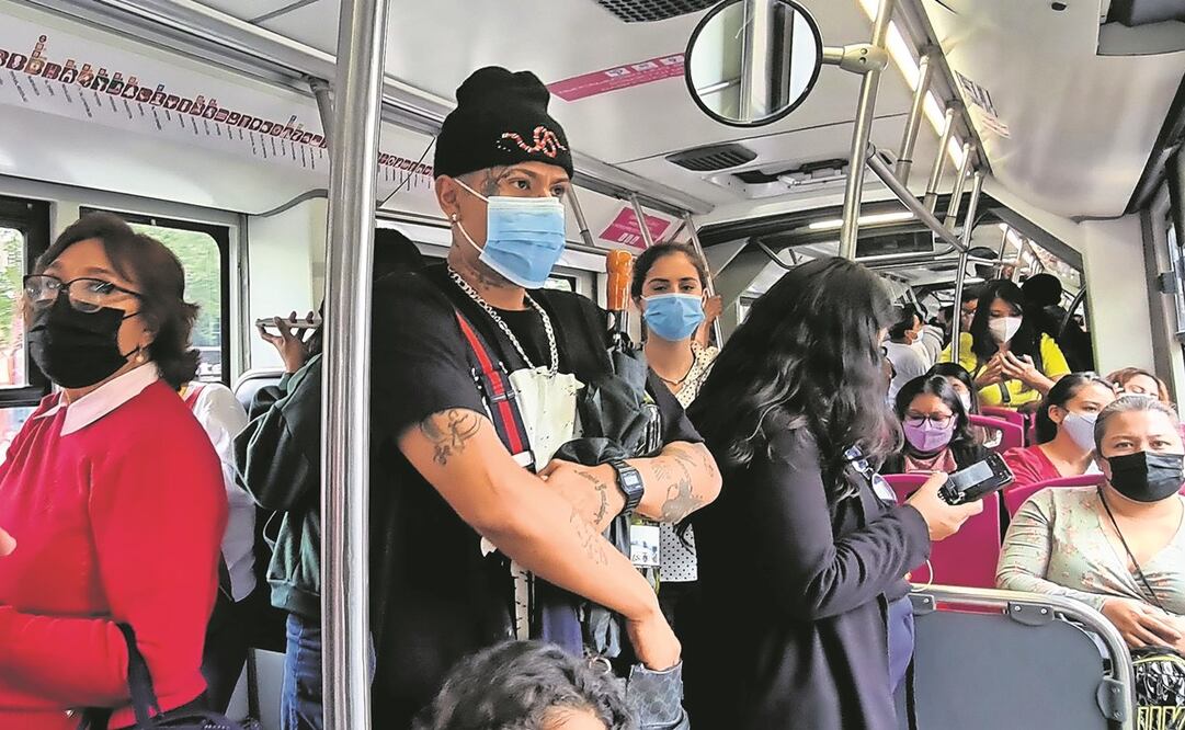 Hay hombres que no respetan el espacio exclusivo para mujeres en el Metrobús, denuncian las pasajeras. Foto: Ivonne Rodríguez/ EL UNIVERSAL