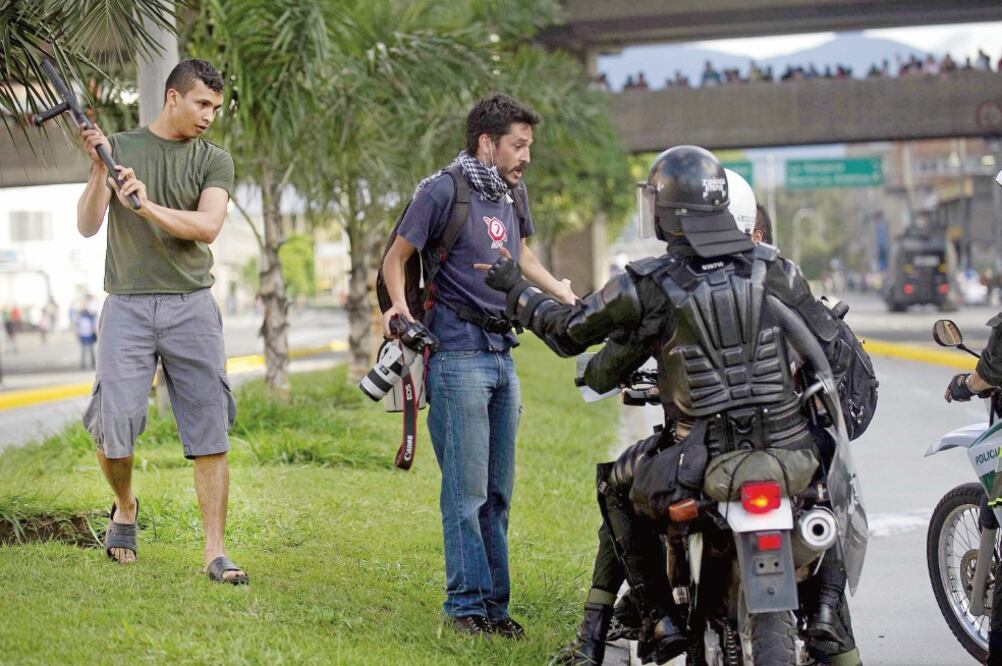 La labor periodística enfrenta múltiples dificultades en América Latina, desde obstaculización a reporteros hasta demandas judiciales por parte de agraviados. En la imagen, un fotorreportero es agredido en Colombia, en 2013 (ARCHIVO EL UNIVERSAL)