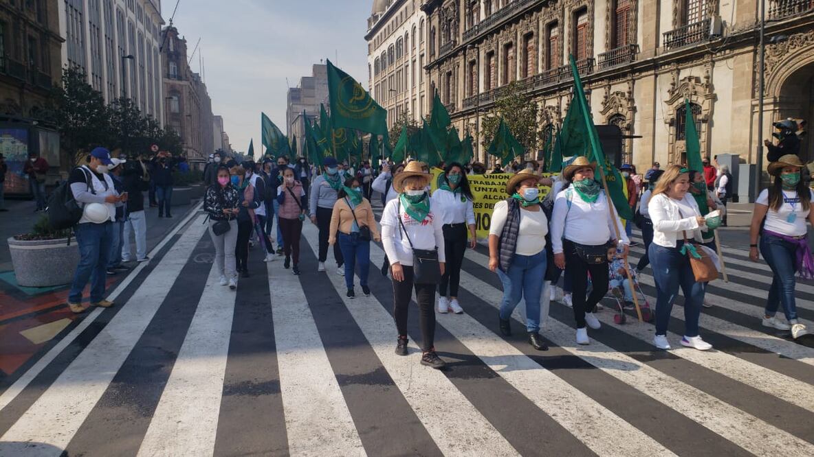 Primeros contingentes de mujeres llegan al Zócalo de la CDMX