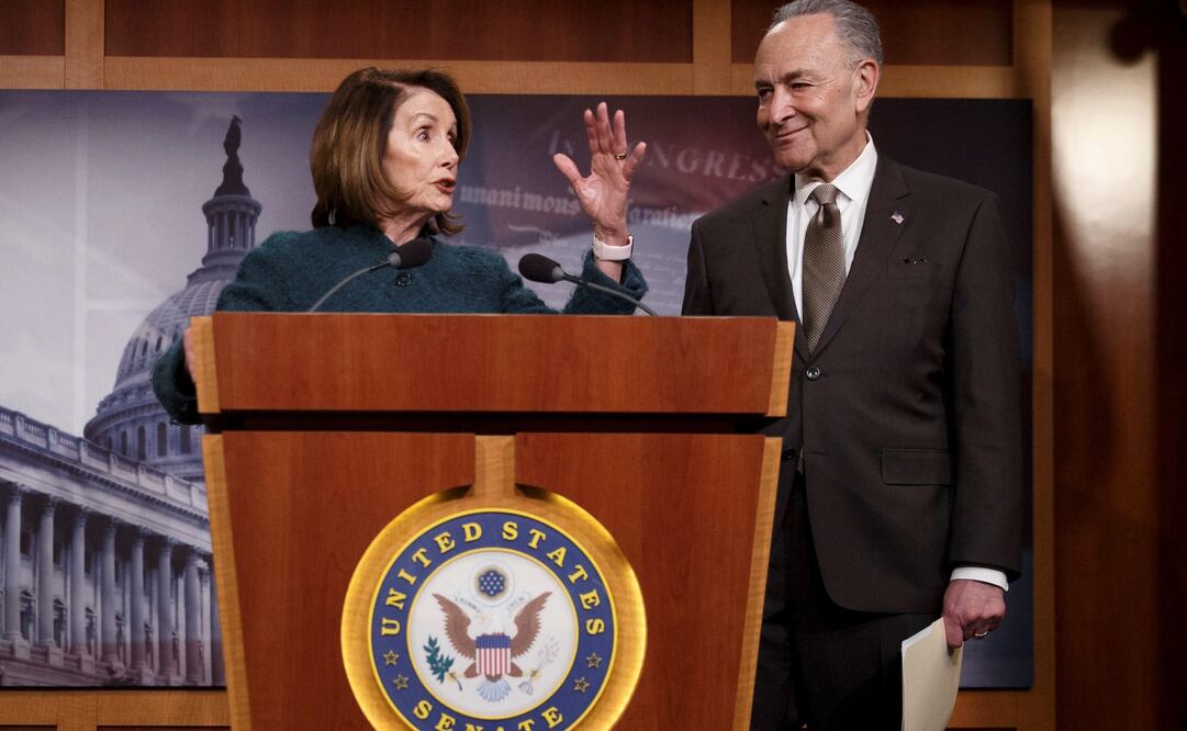 Nancy Pelosi y Chuck Schumer ofrecen una rueda de prensa conjunta tras la aprobación de una ley presupuestaria  (Foto: EFE)