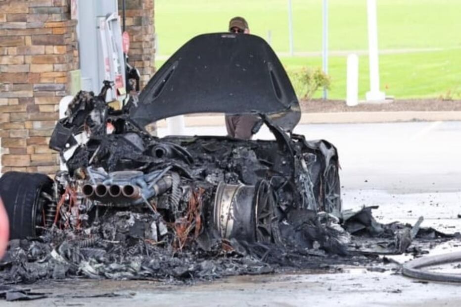 McLaren 765LT se incendia en gasolinera, tenía solo 160 km recorridos
