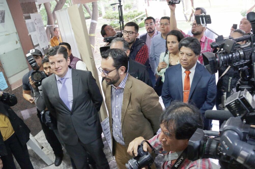 Abren la puerta. El secretario académico del IPN, Emmanuel Alejandro Merchán (centro), recibió las llaves de las oficinas que se encontraban tomadas por alumnos (IPN)
