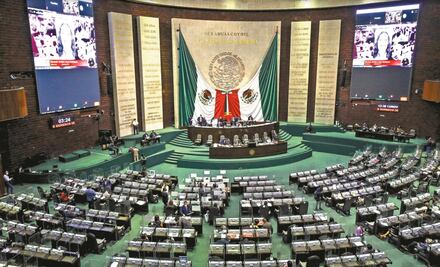 Diputados de oposición buscan que se vacunen a dentistas y asistentes contra Covid